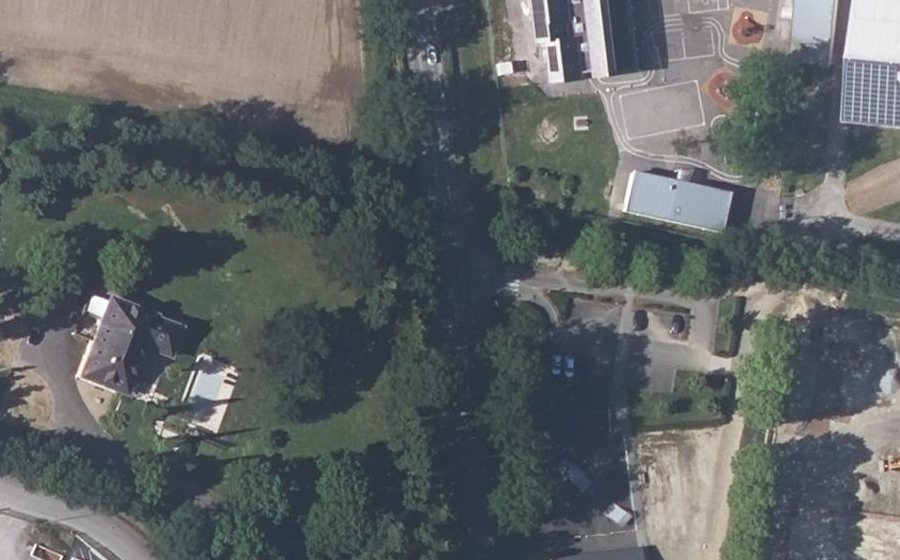 Vue aérienne du Rond-point anonyme n°242999102