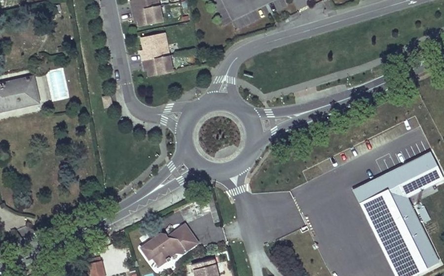 Vue aérienne du Rond-point anonyme n°243020763