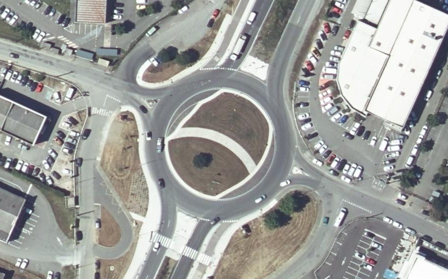 Vue aérienne du Rond-point anonyme n°243085380