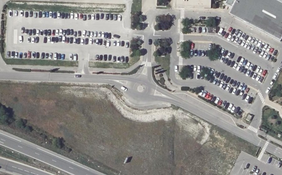 Vue aérienne du Rond-point anonyme n°243097217
