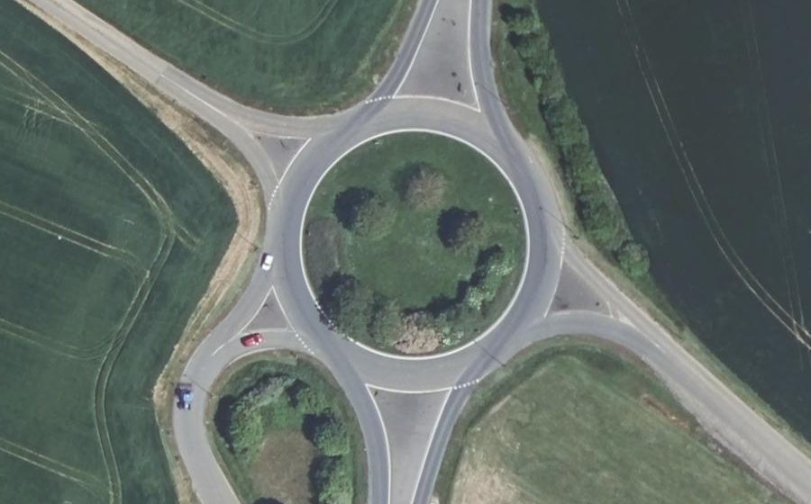 Vue aérienne du Rond-point anonyme n°24311532