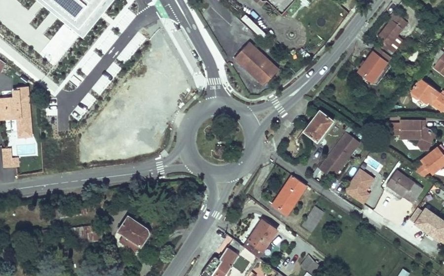 Vue aérienne du Rond-point anonyme n°243123491
