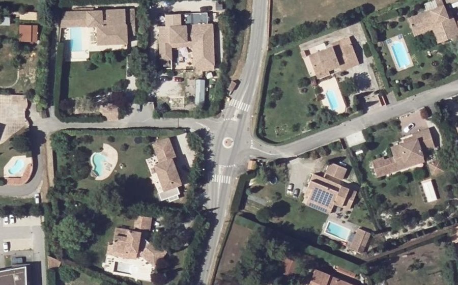 Vue aérienne du Rond-point anonyme n°243124644