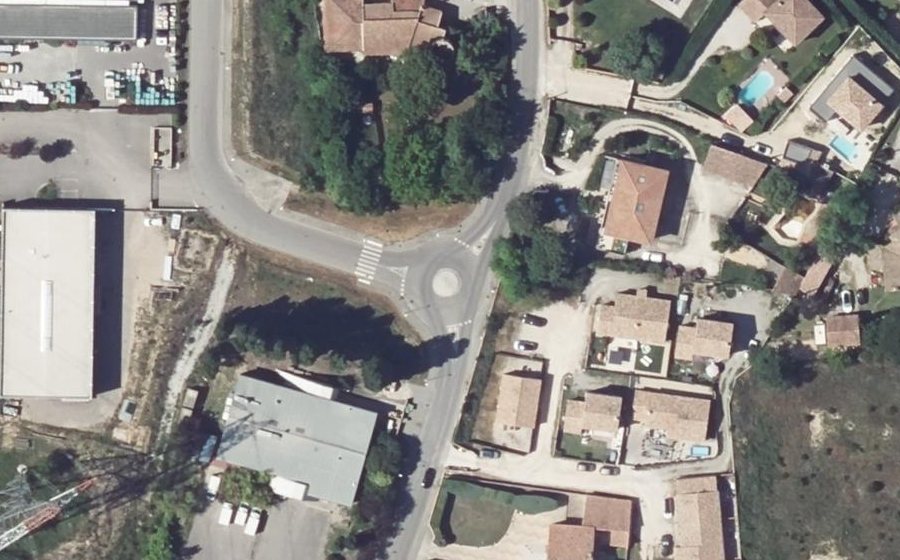 Vue aérienne du Rond-point anonyme n°243124646