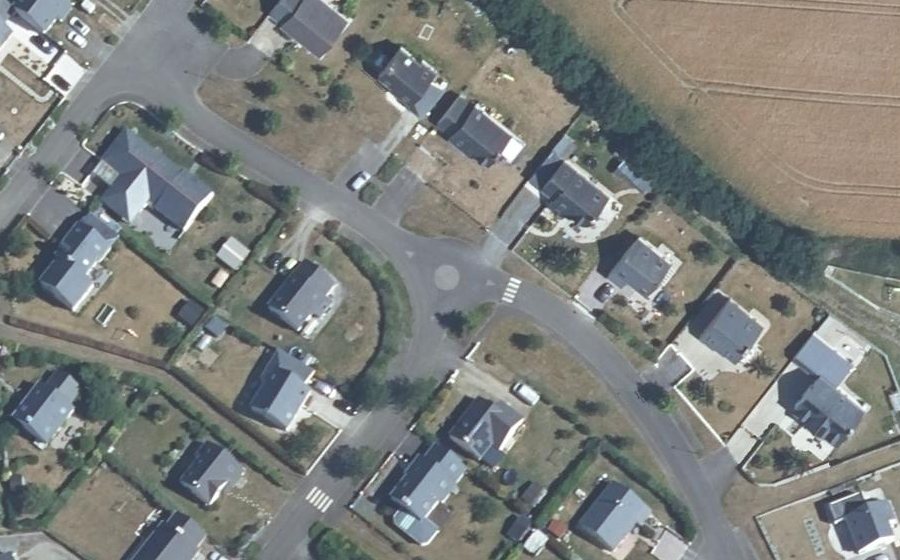 Vue aérienne du Rond-point anonyme n°243126485