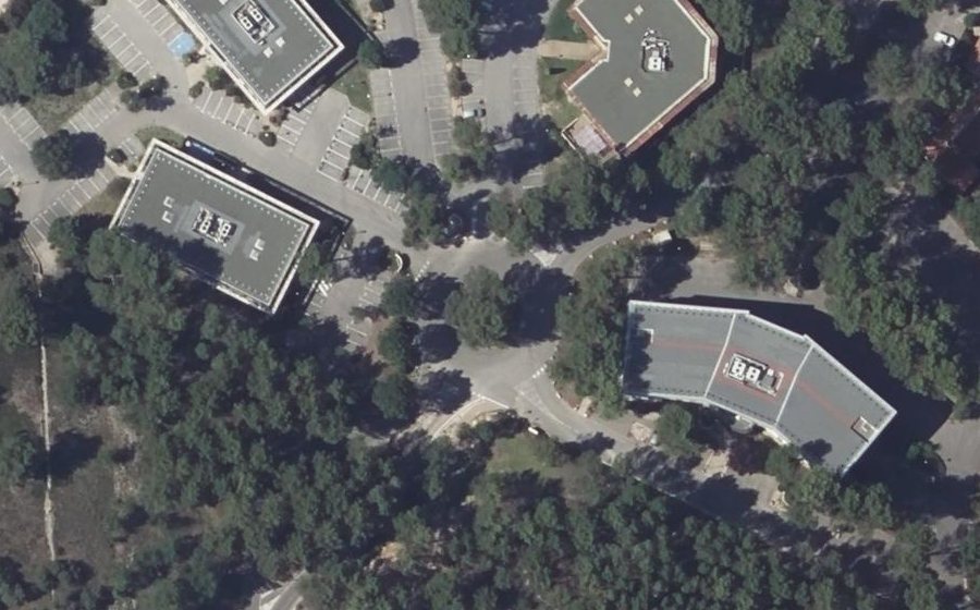 Vue aérienne du Rond-point anonyme n°243161714