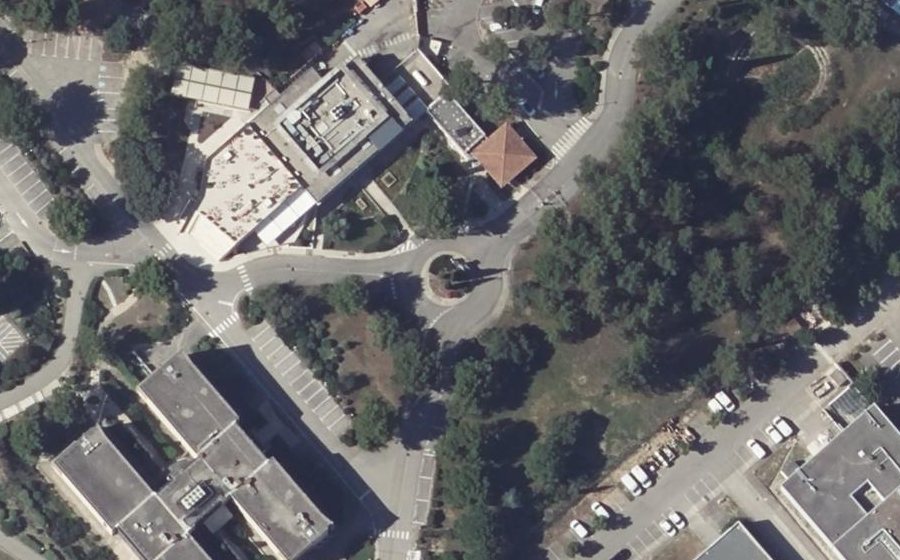 Vue aérienne du Rond-point anonyme n°243161762