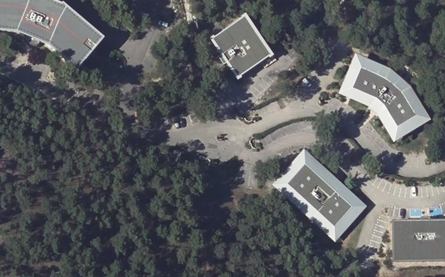 Vue aérienne du Rond-point anonyme n°243161764