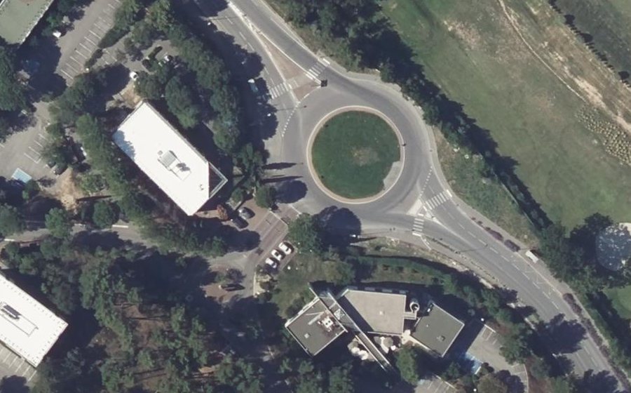 Vue aérienne du Rond-point anonyme n°243161775