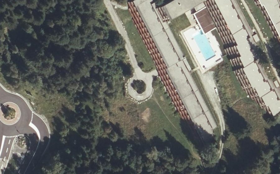 Vue aérienne du Rond-point anonyme n°243173633