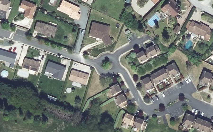 Vue aérienne du Rond-point anonyme n°243227079
