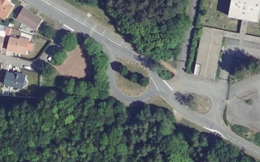Vue aérienne du Rond-point anonyme n°243279695
