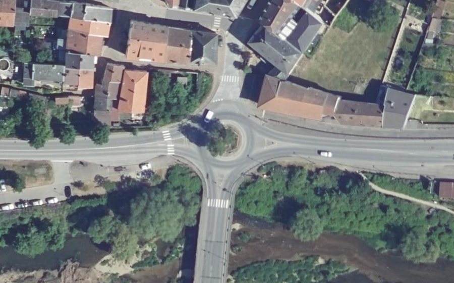 Vue aérienne du Rond-point anonyme n°243279696