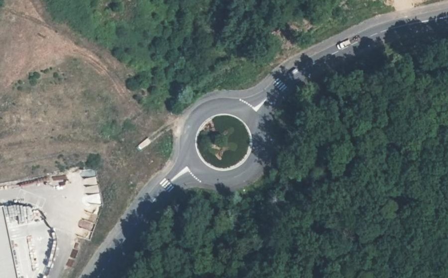 Vue aérienne du Rond-point anonyme n°243340168