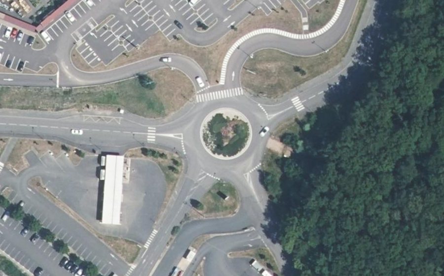 Vue aérienne du Rond-point anonyme n°243340169