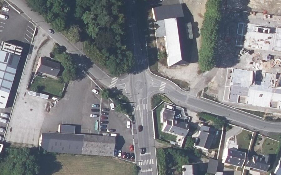 Vue aérienne du Rond-point anonyme n°243347355