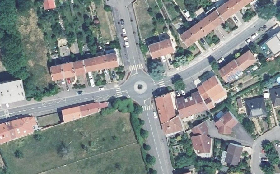 Vue aérienne du Rond-point anonyme n°243350098