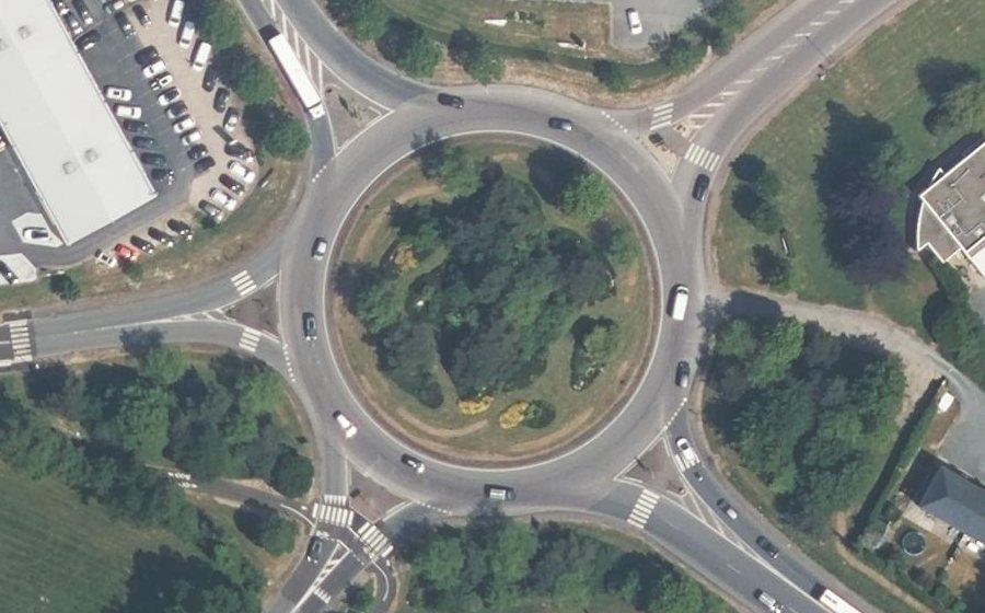 Vue aérienne du Rond-point anonyme n°24339104