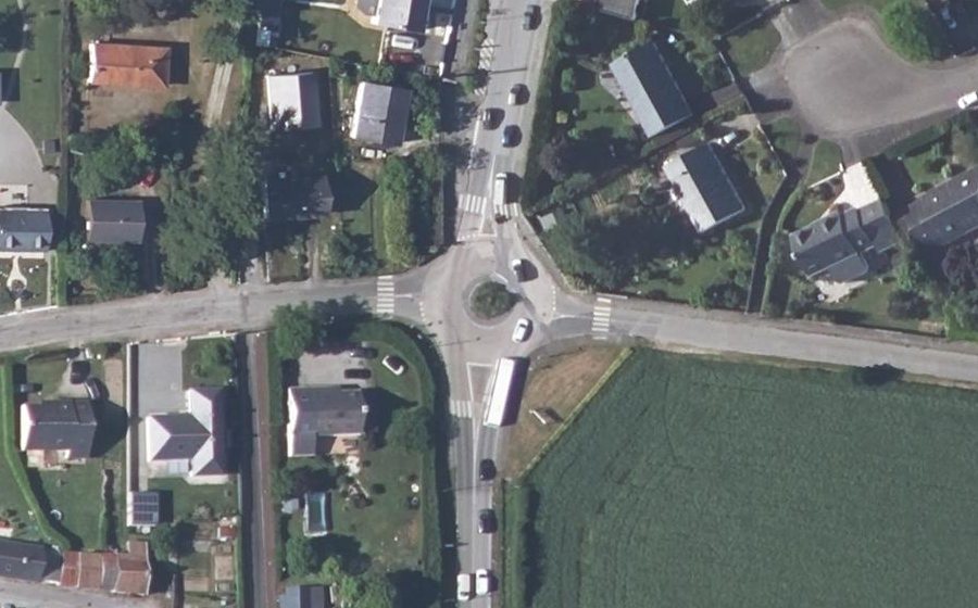 Vue aérienne du Rond-point anonyme n°243394737