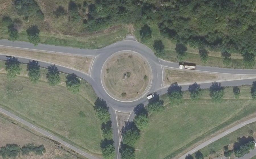 Vue aérienne du Rond-point anonyme n°24339790