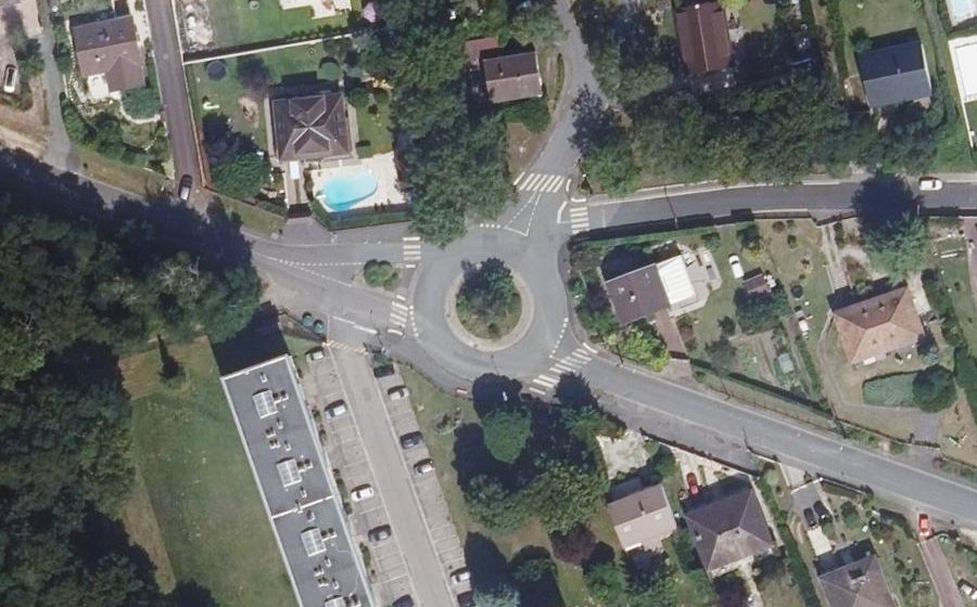 Vue aérienne du Rond-point anonyme n°24339796