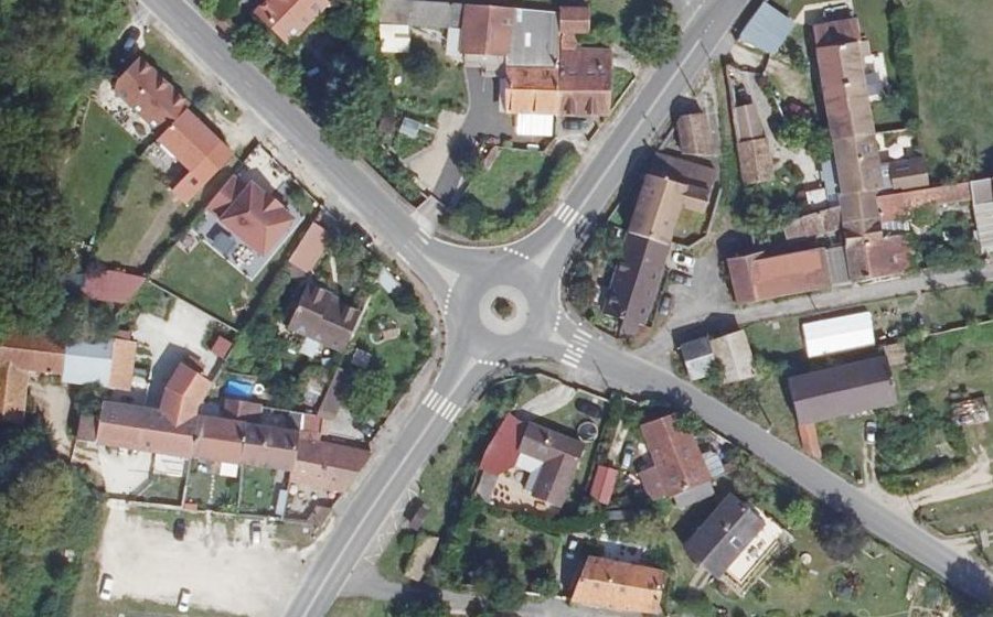 Vue aérienne du Rond-point anonyme n°24339989