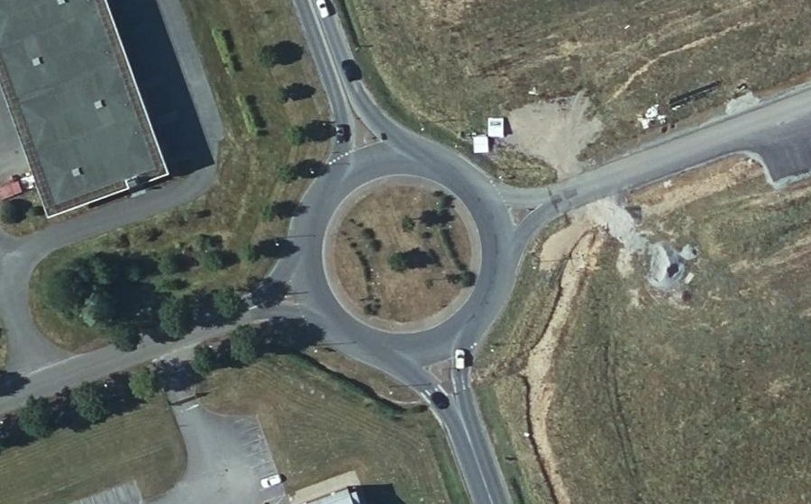 Vue aérienne du Rond-point anonyme n°24340188