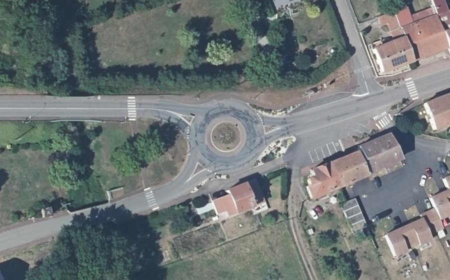 Vue aérienne du Rond-point anonyme n°24340190