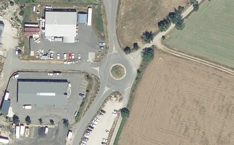 Vue aérienne du Rond-point anonyme n°243404760