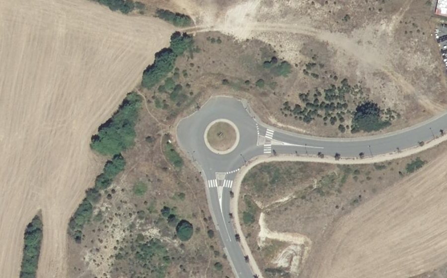 Vue aérienne du Rond-point anonyme n°243404762