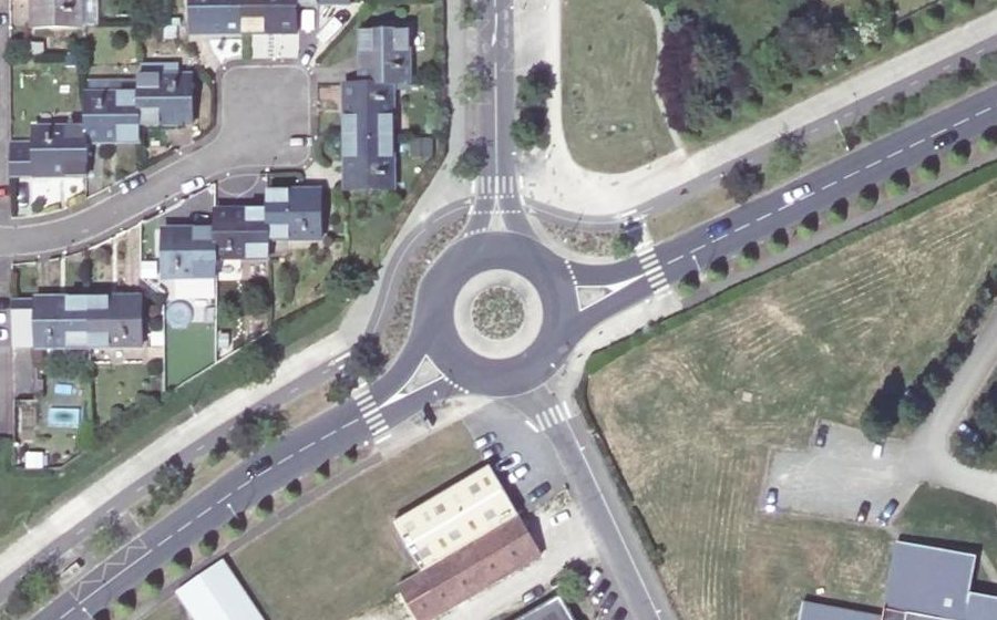 Vue aérienne du Rond-point anonyme n°24341550