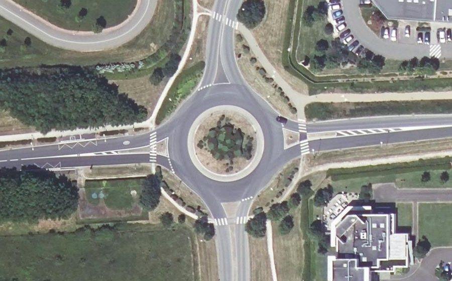 Vue aérienne du Rond-point anonyme n°24341554