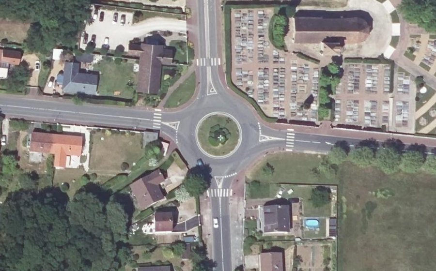 Vue aérienne du Rond-point anonyme n°24341913
