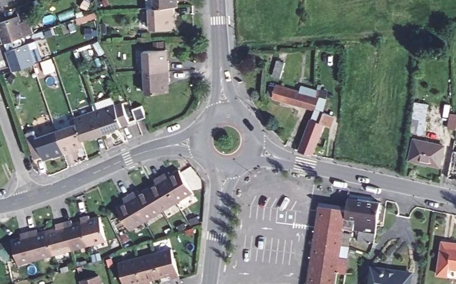 Vue aérienne du Rond-point anonyme n°243441658