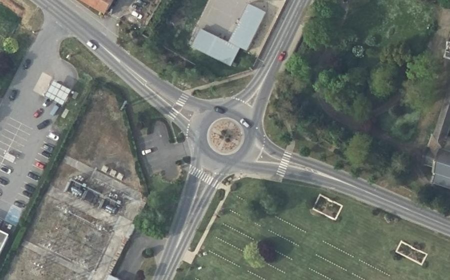 Vue aérienne du Rond-point anonyme n°24349623