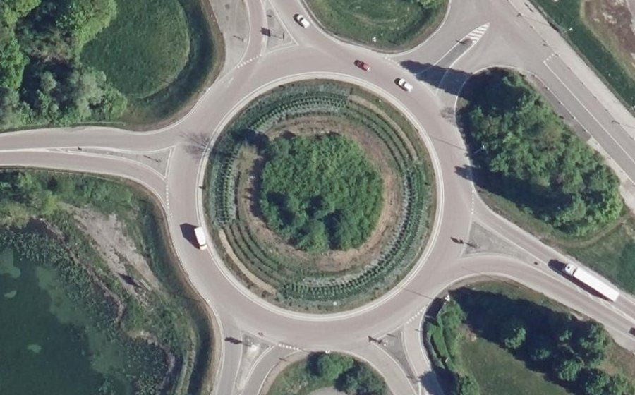 Vue aérienne du Rond-point anonyme n°24349763
