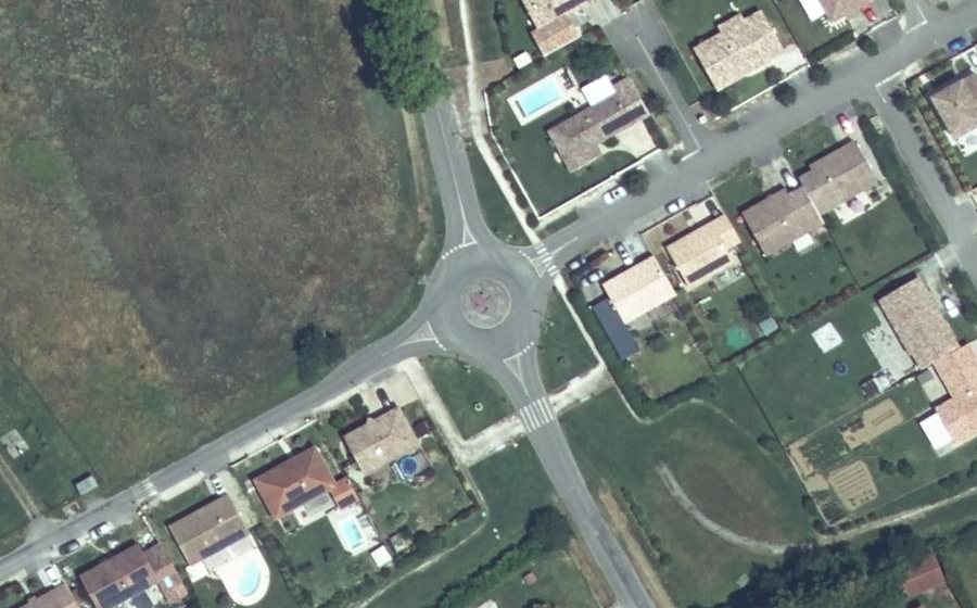 Vue aérienne du Rond-point anonyme n°243511836