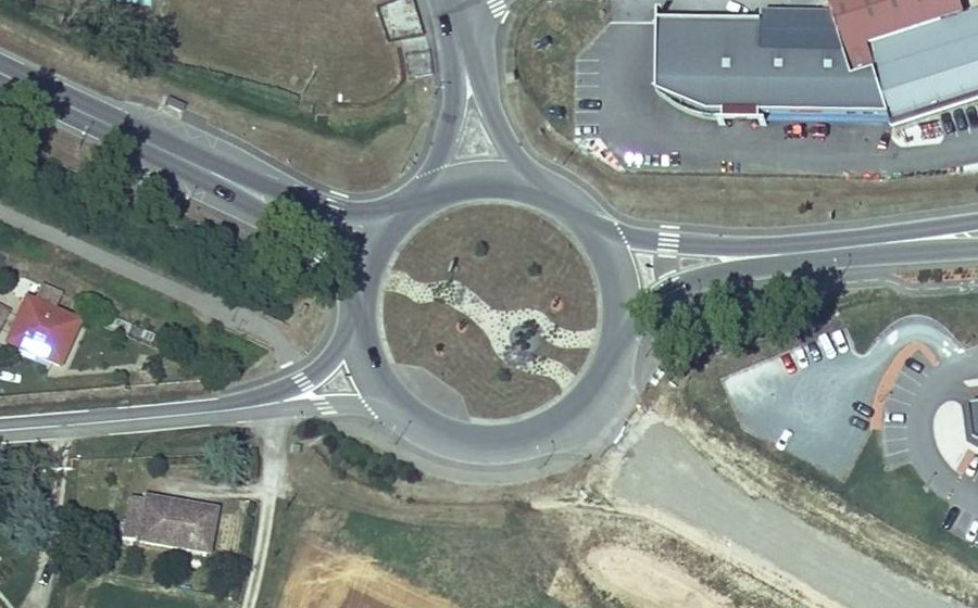 Vue aérienne du Rond-point anonyme n°243512262