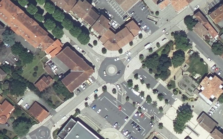 Vue aérienne du Rond-point anonyme n°243517818