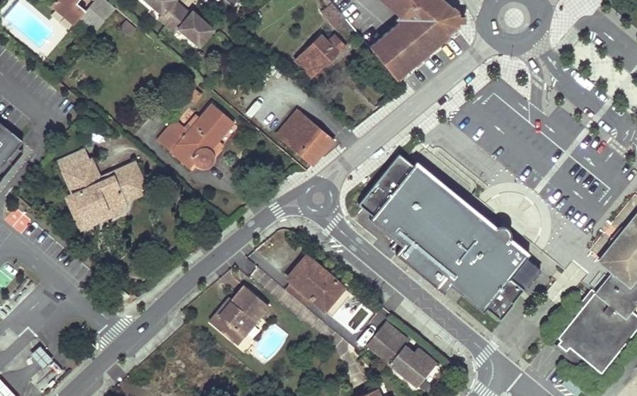 Vue aérienne du Rond-point anonyme n°243517819
