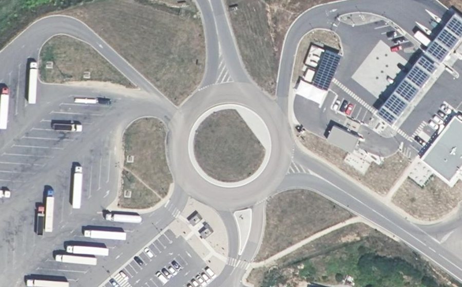 Vue aérienne du Rond-point anonyme n°243532987