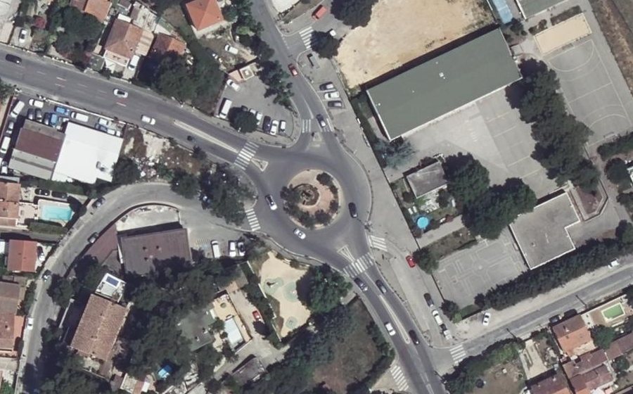 Vue aérienne du Rond-point anonyme n°24360774