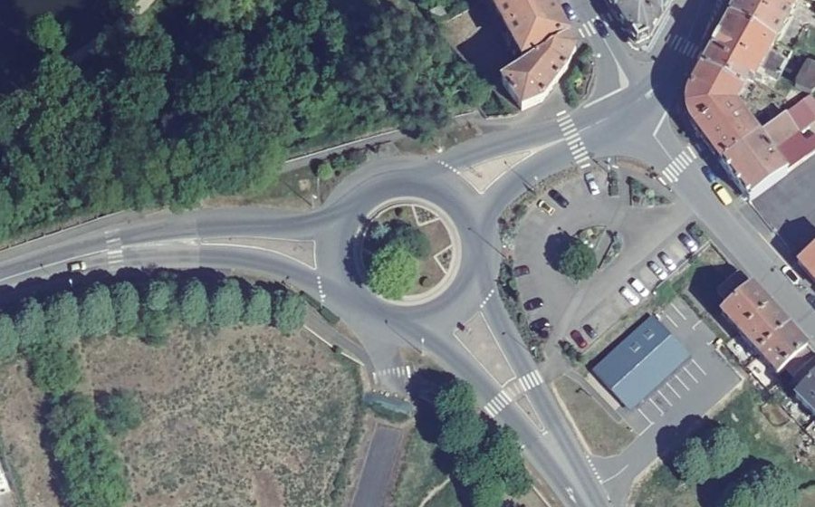 Vue aérienne du Rond-point anonyme n°24361705