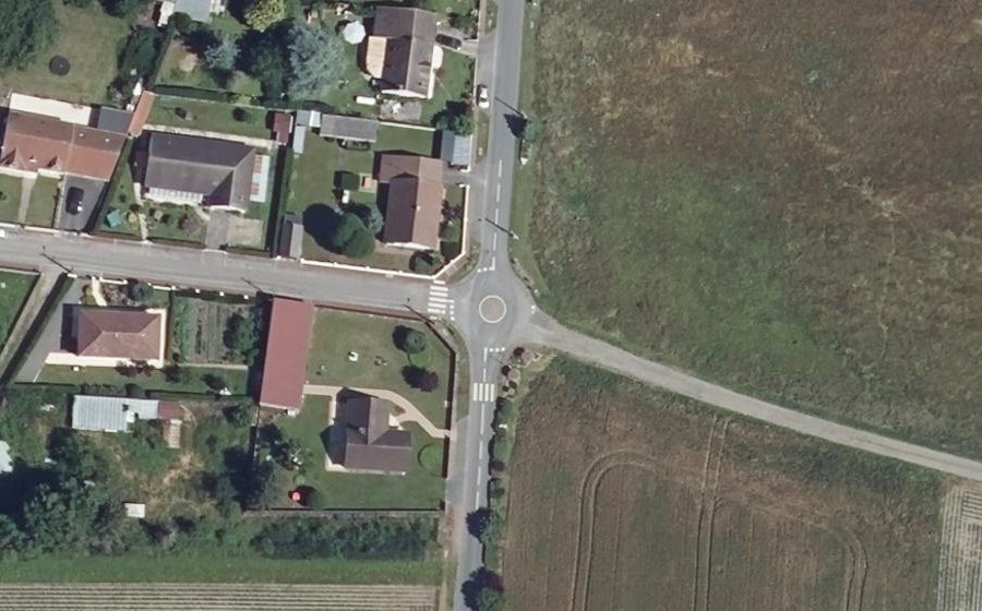 Vue aérienne du Rond-point anonyme n°243651799