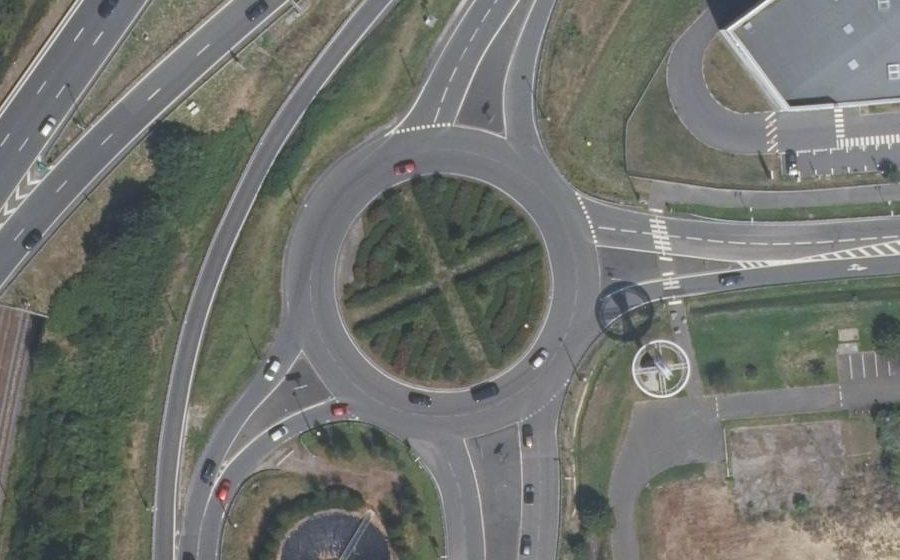 Vue aérienne du Rond-point anonyme n°243671089