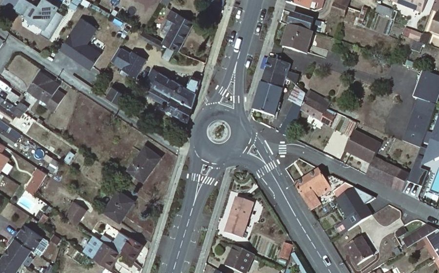 Vue aérienne du Rond-point anonyme n°24367725