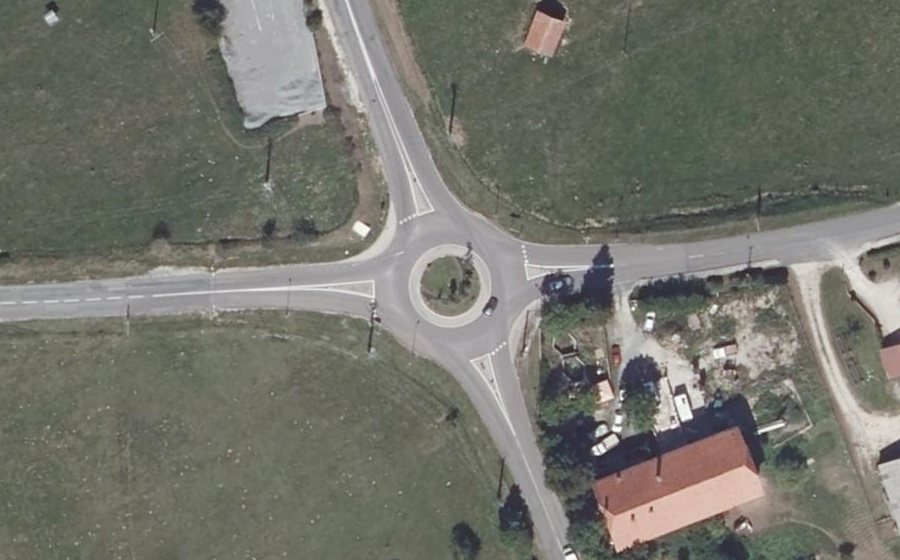 Vue aérienne du Rond-point anonyme n°243690622