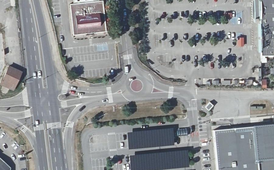 Vue aérienne du Rond-point anonyme n°243694068