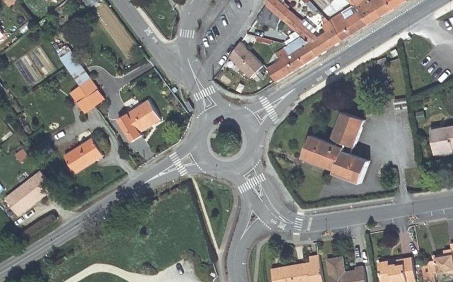 Vue aérienne du Rond-point anonyme n°24369524