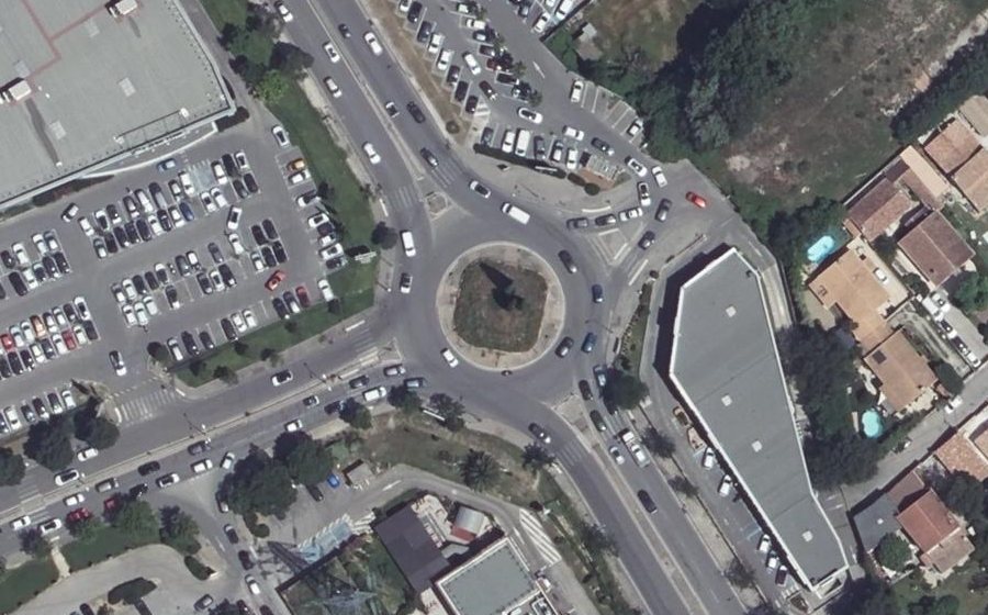 Vue aérienne du Rond-point anonyme n°24376495